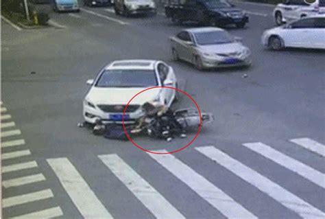 深圳：摩托车闯红灯过十字路口被小汽车撞飞(组图)_新闻频道_中华网