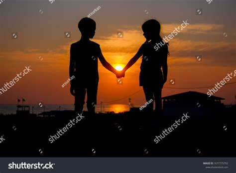 Girl Holding Hands Silhouette Silhouette Boy And Girl Holding Hands