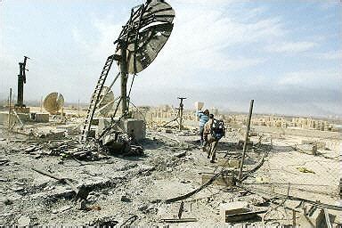 组图：伊拉克新闻部遭导弹袭击 卫星天线被毁