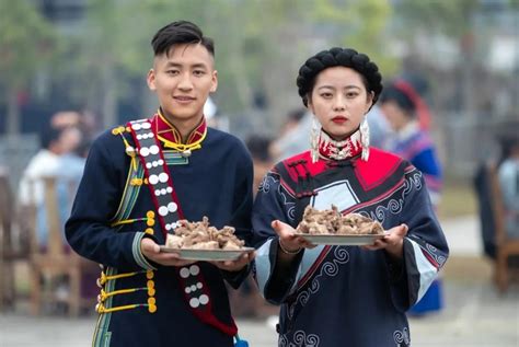 非遗服饰秀“云梦彝山”刷爆朋友圈，设计师带来彝族千年“活化石”_COSMO STYLE时尚网