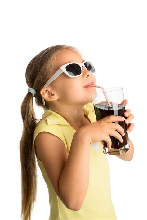 女孩在假发喝饮料和持有甜圈高清图片下载-正版图片505878121-摄图网