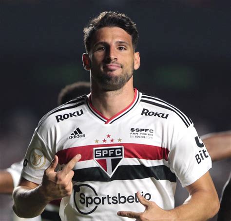 Após 100 jogos, Calleri sonha em ganhar títulos pelo São Paulo