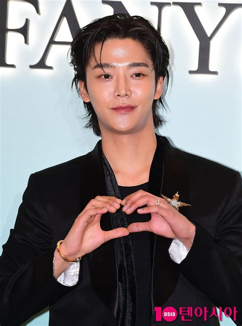 Rowoon, incredible physical strength... noble force