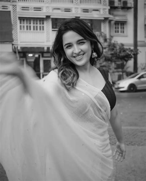 Shirley Setia : చీరకట్టులో క్యూట్ ఫొటోలతో షిర్లీ సేఠియా.. | Shirley ...