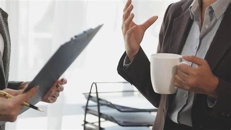 Two Business People Talking 的图像结果