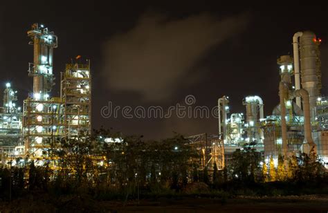工厂晚上炼油厂 库存图片. 图片 包括有 布琼布拉, 石油, 汽油, 管道, 生成, 建筑, 燃料, 现代 - 23926173
