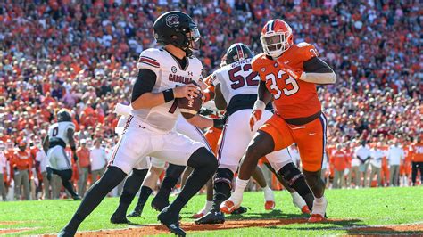 South Carolina upsets Clemson 31-30, breaks eight-game losing streak