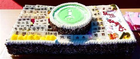 太暖心了！呼和浩特一高校迎新为新生过生日，蛋糕上写满姓名......_坦仓