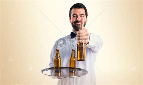 托盘上有啤酒瓶的服务员高清图片下载-正版图片507553436-摄图网