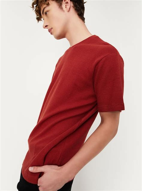 Buy Men Slim Fit Textured T-shirt Online at just Rs. 399.0 ...