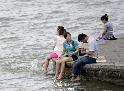 大煞风景！杭州西湖成了天然“洗脚池”_旅游频道_凤凰网