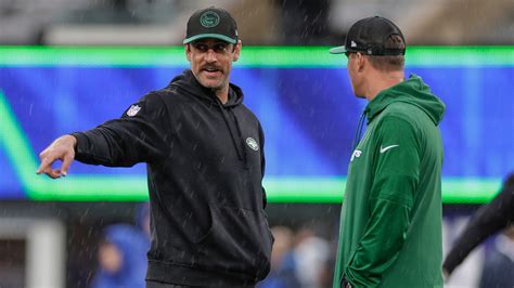 Aaron Rodgers tells NBC he targets a mid-December return from torn ...