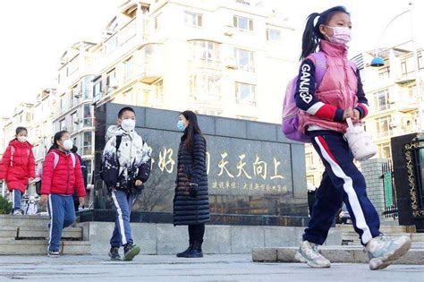 沈阳节后上班首日迎寒潮 雨中道路拥堵如停车场——中国青年网