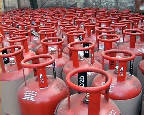How long does a 14.2 kg LPG cylinder last in an Indian household?