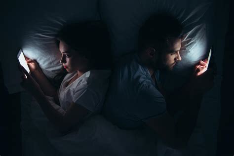 睡前玩手机增加抑郁风险吗 睡前玩手机为什么会增加抑郁 _八宝网