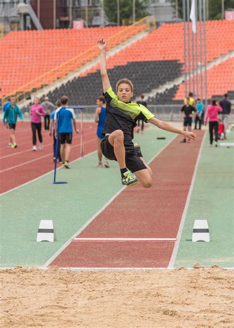 比赛上的跳远女运动员图片-体育场三级跳远的女运动员素材-高清图片-摄影照片-寻图免费打包下载