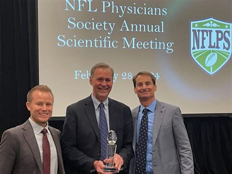 Dr. Robert Anderson Honored by NFL Physicians and Athletic Trainers at Awards Ceremony – NFLPS