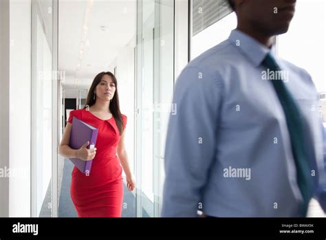 Business People Walking Past Fuzzy 的图像结果