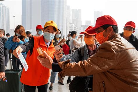 柳州首趟复工专列输送355名务工人员赴粤返岗 - 中国日报网