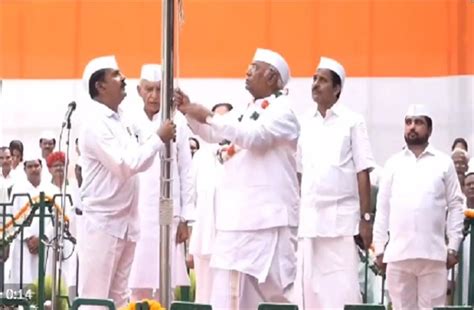 कांग्रेस मुख्यालय में मल्लिकार्जुन खरगे ने फहराया तिरंगा, बोले- मौजूदा ...