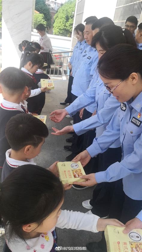 剪刀手加反向投喂，办证萌娃成派出所团宠_程先生_零食_小朋友