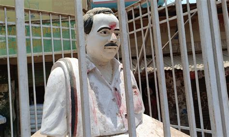 Anna statue defaced in Tiruchy, DMK cadre protest seeking action