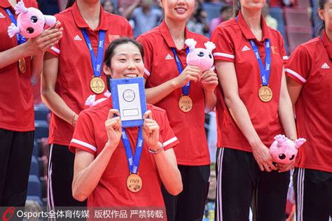 高清：2019女排世界杯颁奖仪式举行 中国队捧起冠军奖杯！【9】--体育--人民网