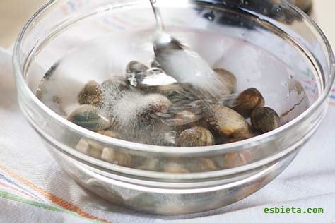 Espaguetis con almejas - Recetas de Esbieta