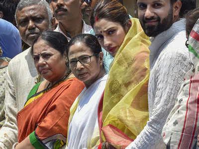Mamata greeted with 'Jai Shri Ram' slogan at Rath Yatra event | India ...