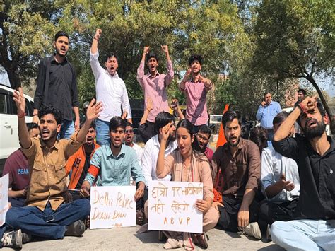 Delhi: ABVP stages protest outside police station against lathi-charge ...