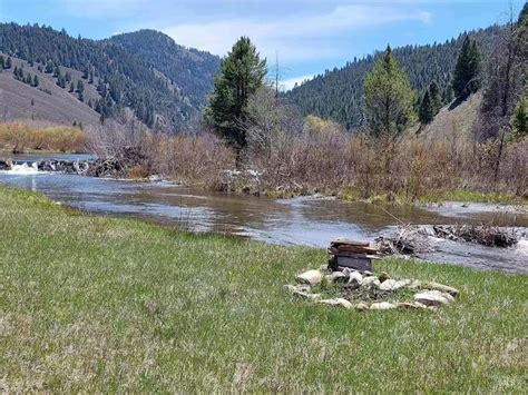 Minutes to hot springs, swimming, trails, fishing - Cabins for Rent in ...