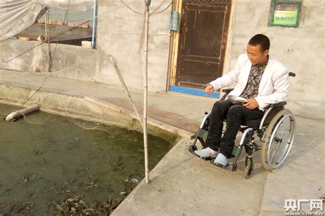 四川德阳“脱贫先进个人”刘家学在轮椅上开辟水产养殖致富路_央广网