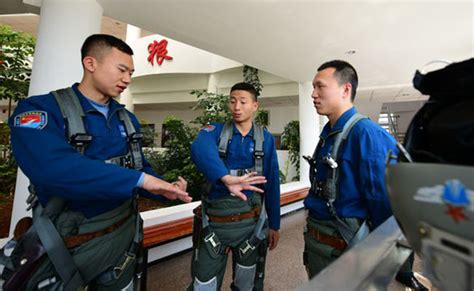 空军首批“清华班”飞行员开展空战对抗训练-清华大学