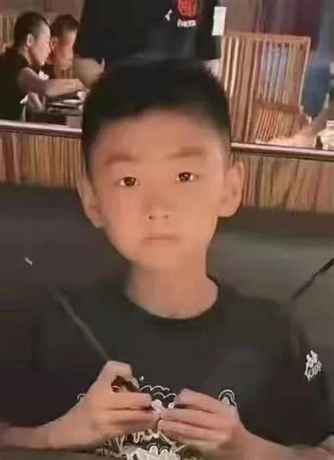 后怕！上海一5岁男孩走失后说不清父母信息，却记得在哪上学！_孩子_王佳伟_小朋友