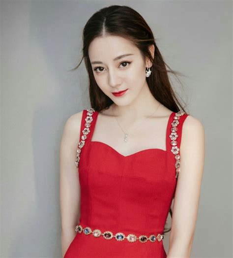 穿礼物配什么发型最新素材