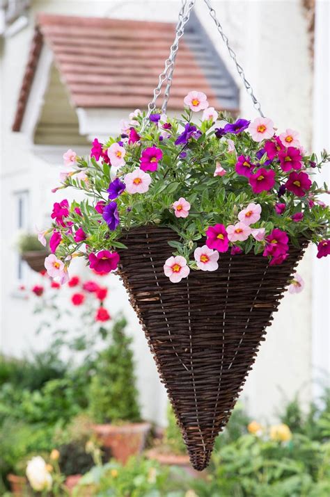 Stunning 36 Hanging Flower Basket Ideas https://gardenmagz.com/36 ...
