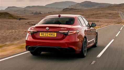 Alfa Romeo Giulia Driving, Engines & Performance | Top Gear