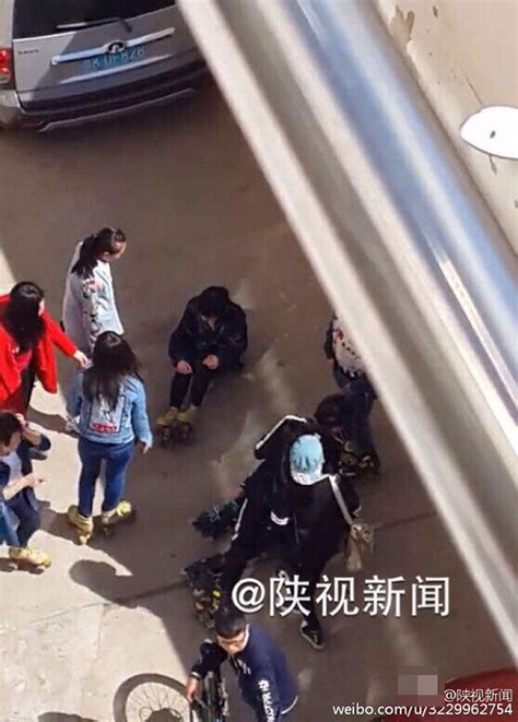 十余名未成年人围殴女孩5分钟 将其踹倒10多次_央广网