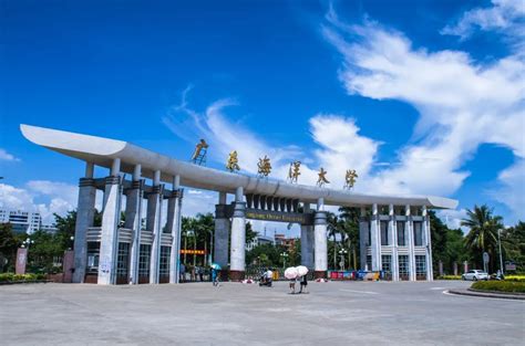 学校大门-广东海洋大学