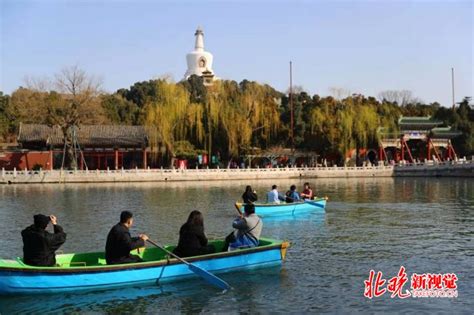 中山公园的人工湖景色很美。游客带着孩子👶🏻划船划船的场景非常-青青岛社区