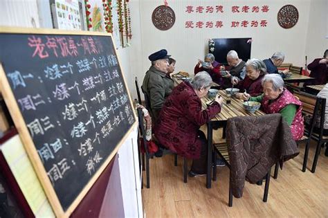 “老年餐桌”温暖老人心 _图片_新闻_中国政府网