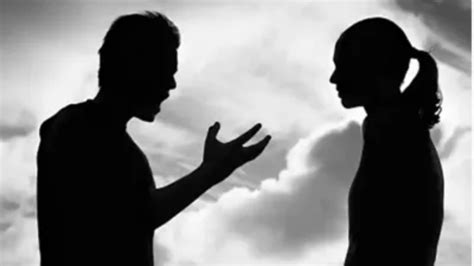 Woman cut husband right side ear in anger in Sultanpuri delhi । पति ने ...