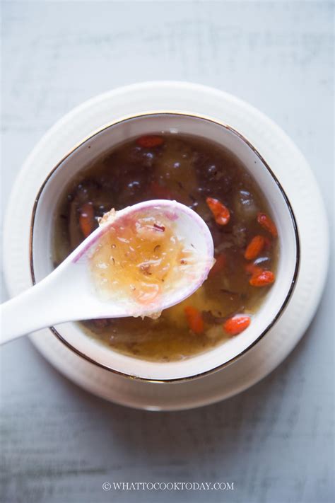 Double-boiled Edible Bird's Nest Soup (燕窝)