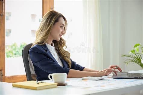 Banker Using Computer 的图像结果