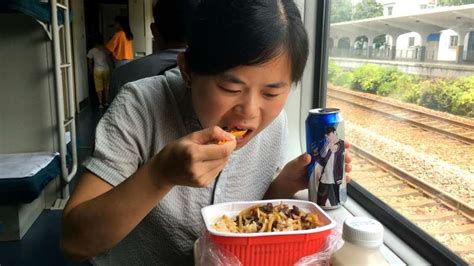 第一次在火车上吃自热米饭，感觉很神奇，配一罐啤酒，真的太爽了,美食,吃播大胃王,好看视频
