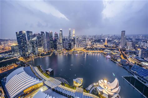 新加坡现在流行普通话，到处都看到听到汉语，环球旅行82国，首次发现政府部门都有人说普通话 - YouTube