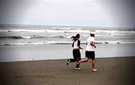Running at the Beach 的图像结果