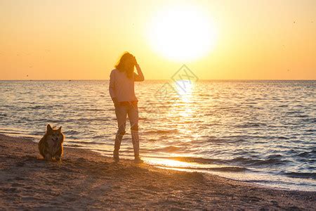 和海边的一条狗在起女孩阿佐夫海的乌拉尼群岛风景高清图片下载-正版图片303516620-摄图网