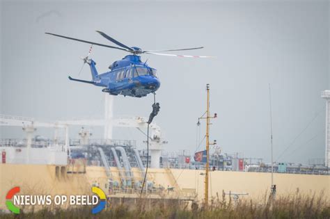Politie en defensie oefenen met helikopter in de Rotterdamse haven ...