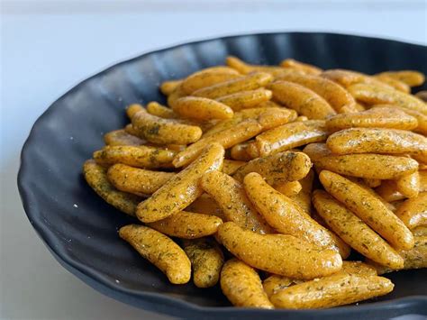 Crescent Shape Japanese Rice Crackers Puffed Seaweed Rice Cracker